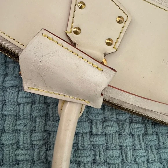 Louis Vuitton Suhali Lockit Bag in Preloved condition